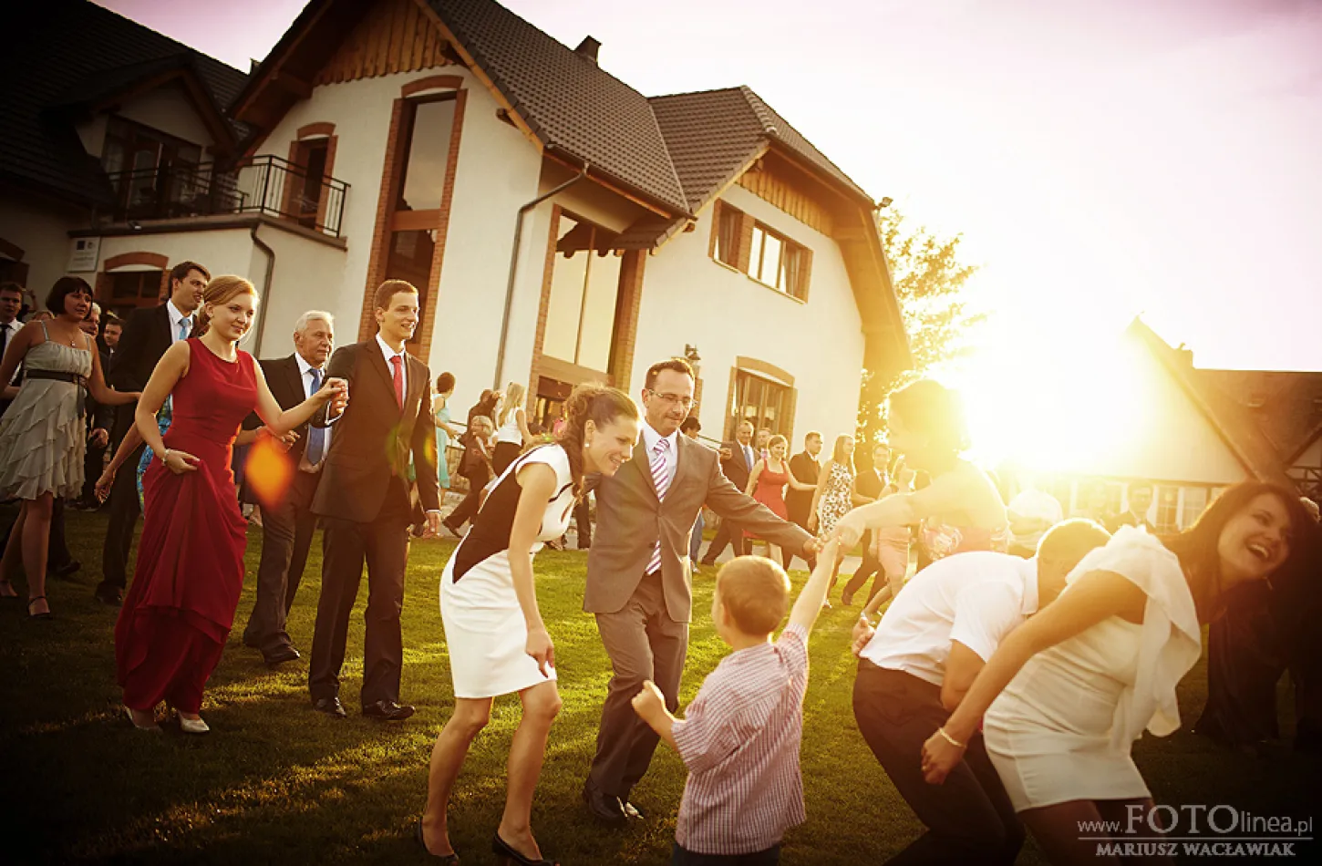 zabawa przed hotelem